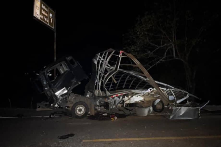 De acuerdo con las autoridades, resultaron heridas cuatro personas, incluyendo dos militares. La Vía Panamericana fue cerrada.