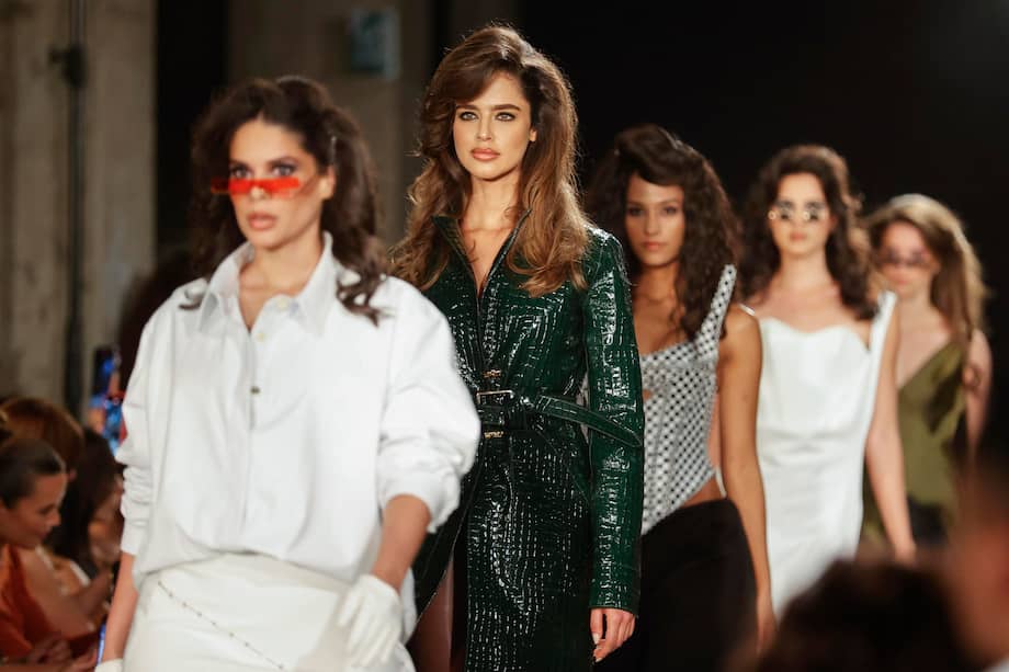 Modelos desfilan un diseño del colombiano Jorge Duque, quien presentó su colección 'Gabinete de curiosidades latinas', este lunes, en Bogotá. / EFE/ Mauricio Dueñas Castañeda