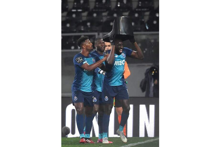 Marega, jugador de Porto, fue insultado por su color de piel en el transcurso del partido contra Vitoria de Guimaraes. Los hinchas del equipo local le lanzaron una caneca luego del gol que anotó el delantero para el 2-1. / EFE