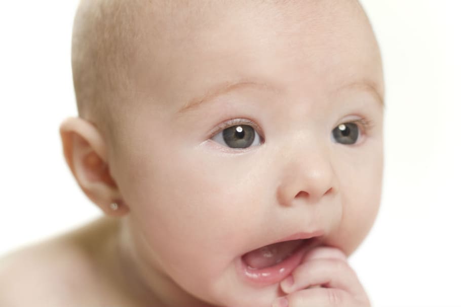 ¿Deberíamos dejar de ponerles aretes a las bebés recién nacidas?