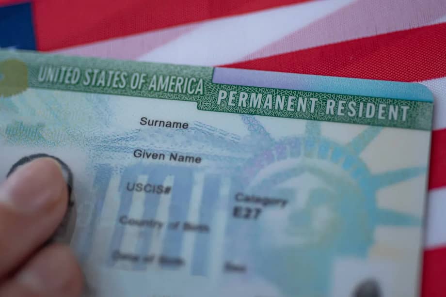Obtener la residencia permanente en Estados Unidos, comúnmente conocida como ‘green card’, es un objetivo para muchas personas que buscan establecerse y trabajar legalmente en ese país.