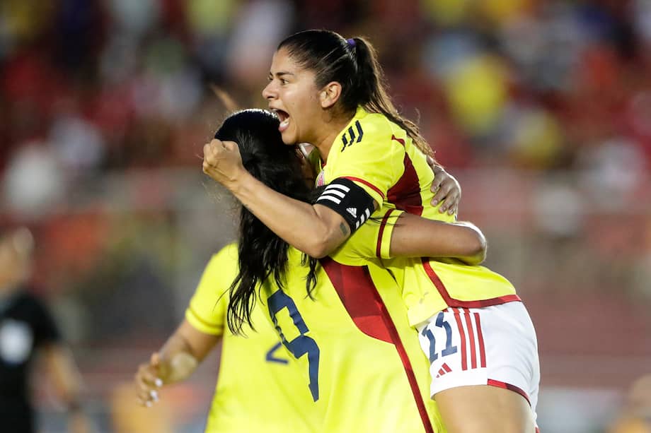 Catalina Usme (der.) de Colombia celebra un gol, durante un partido amistoso entre las selecciones femeninas de Panamá y Colombia en el estadio Rommel Fernández en Ciudad de Panamá (Panamá).