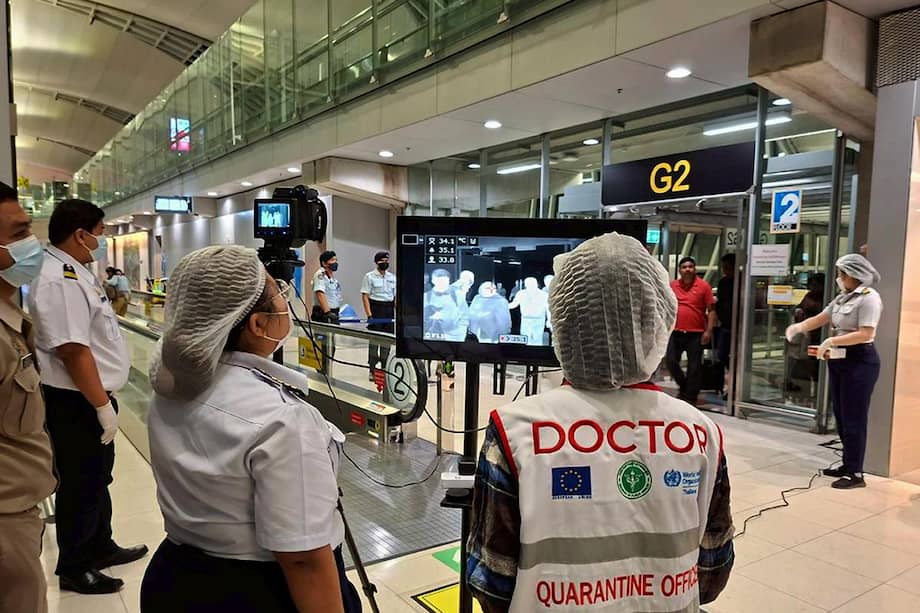 Imagen de los funcionarios del aeropuerto de Suvarnabhumi, en Tailandia, donde están haciendo control a los viajeros.