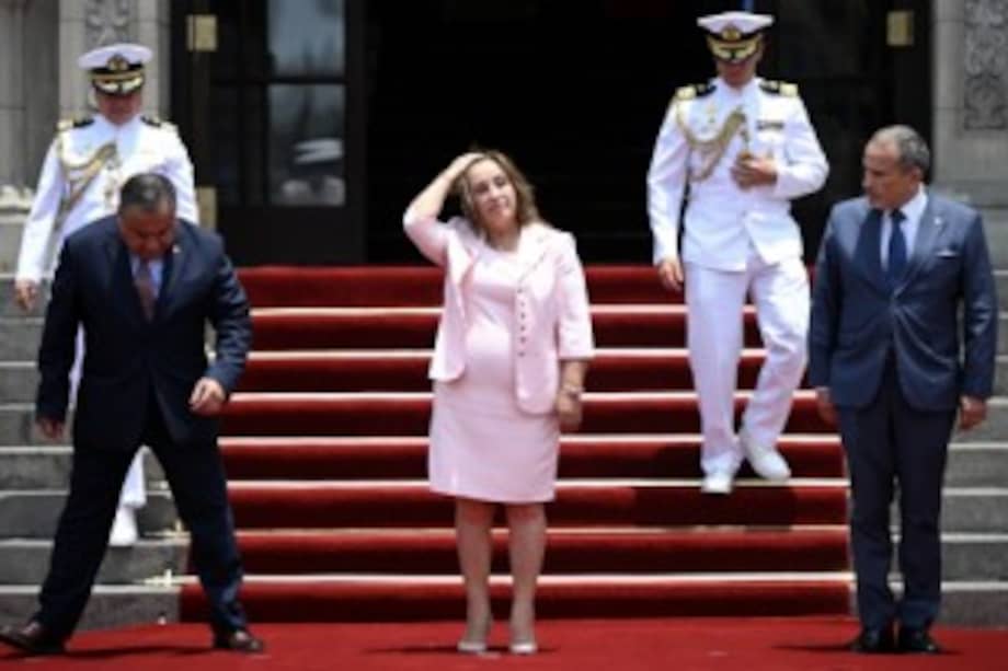 Dina Boluarte fue destituida de la presidencia de Perú; estuvo en el poder desde 2022 y sale acosada por los escándalos y varias denuncias de corrupción.