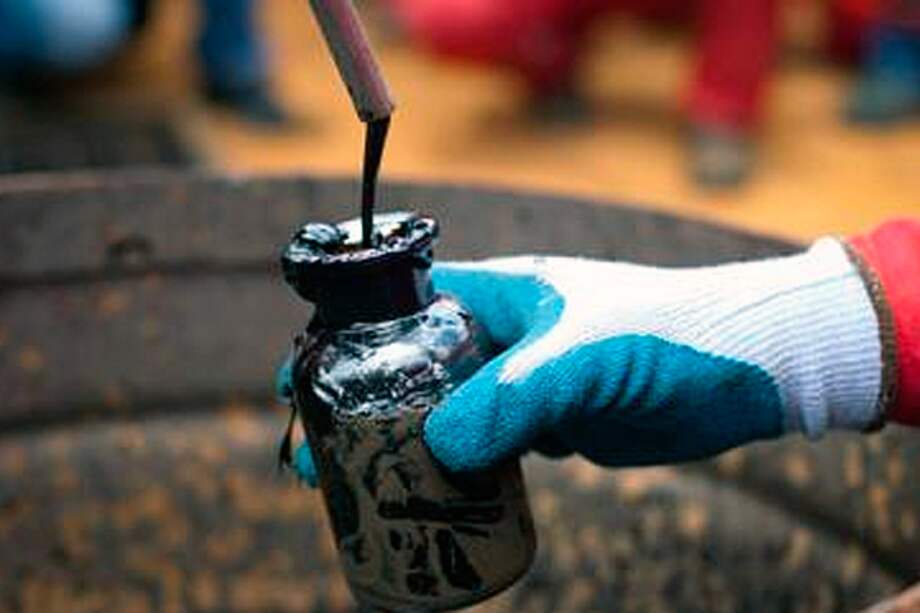 Petrolera ecuatoriana limpia contaminación en río fronterizo con Colombia