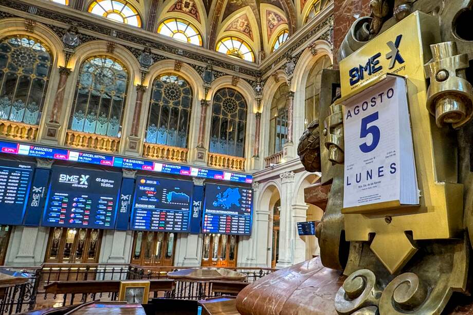 MADRID, 05/08/2024.- La Bolsa española cayó el 2,87 % en la apertura de este lunes y se situó por debajo de los 10.400 puntos, en una nueva sesión negativa para los mercados, que se ven afectados por el miedo a que EE. UU. entre en recesión. EFE/ Ana Bornay