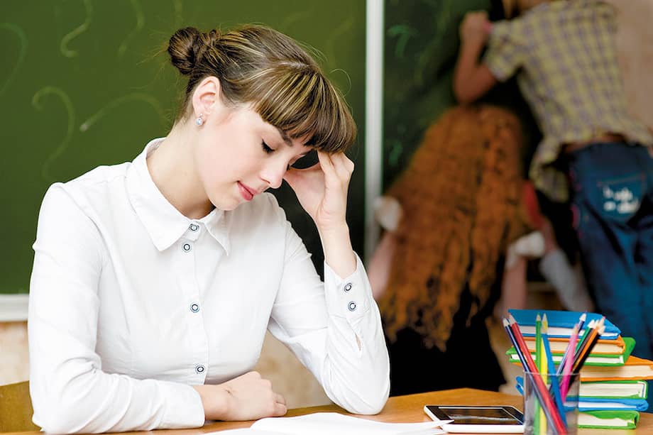 Algunos maestros tiene que encargarse de cursos que superan los 50 alumnos por clase y reciben a cambio los salarios más bajos del país. /123rf