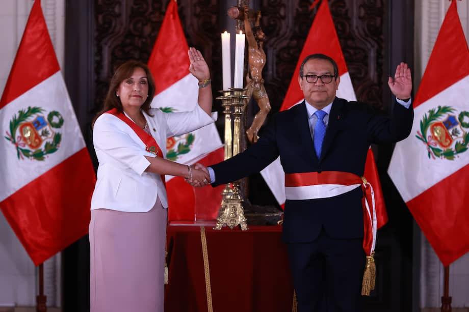 Fotografía cedida por la Presidencia de Perú de la presidenta, Dina Boluarte, durante el nombramiento de Luis Alberto Otárola (d), antiguo ministro de Defensa, como nuevo jefe de gabinete, hoy, en Lima (Perú).