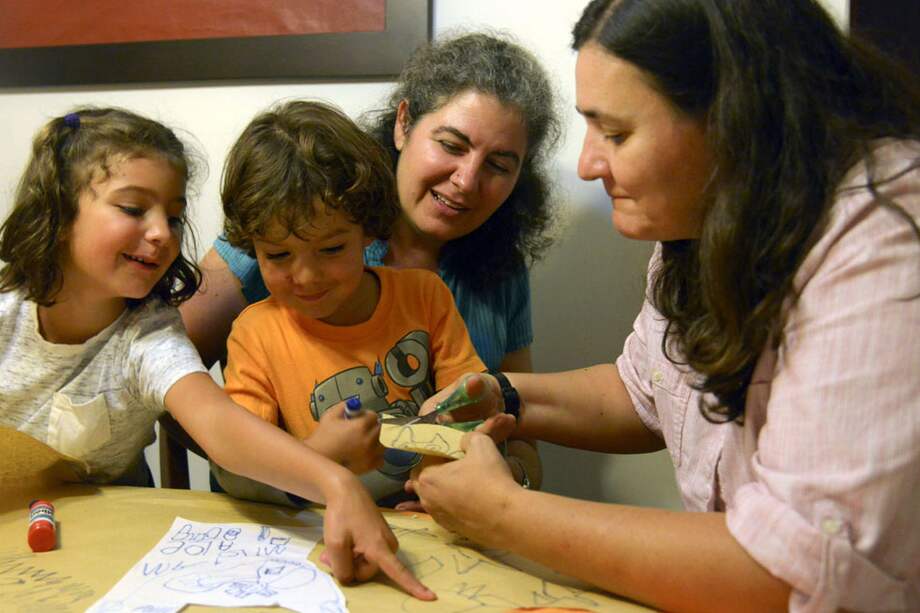 Ana Léiderman y Verónica Botero empezaron la lucha por la adopción en 2009. / AFP