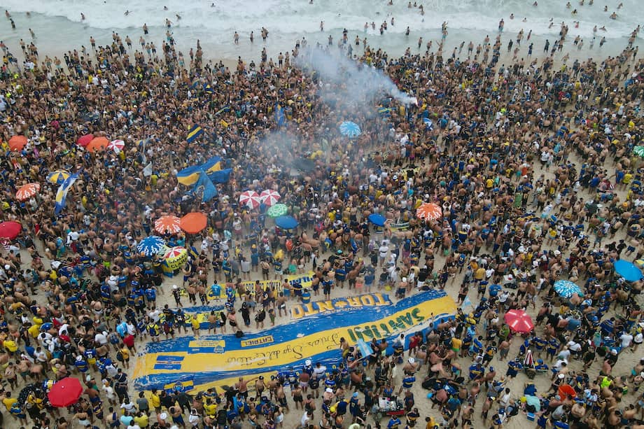 Fotografía aérea de aficionados de Boca Juniors mientras se reúnen para celebrar y cantar a favor de su equipo en la previa de la final de la Copa Libertadores ante Fluminense, hoy, en la playa de Copacabana, en Río de Janeiro (Brasil). La ciudad más emblemática de Brasil será anfitriona este sábado del partido por la final de Copa Libertadores 2023 entre el Boca Juniors argentino y el Fluminense brasileño.