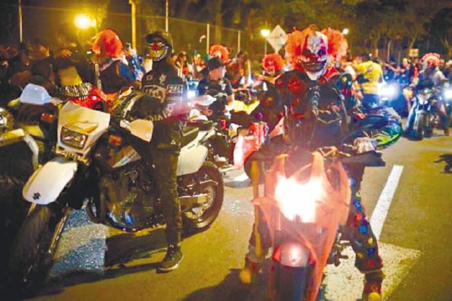 El viernes y el sábado, una caravana de motociclistas disfrazados paralizó la movilidad en Cali. / Twitter
