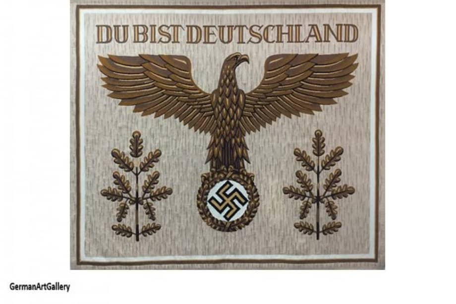 Este tapiz fue ordenado especialmente para el cumpleaños de Adolf Hitler en 1945, pero nunca llegó a sus manos debido a su suicidio. Hoy se vende por USD 290.000.