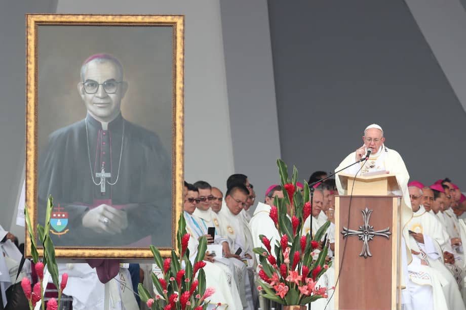 Francisco proclamó beatos al obispo de Arauca Jesús Emilio Jaramillo Monsalve (identificado en el cuadro que aparece en la imagen) y al sacerdote Pedro María Ramírez Ramos, conocido como el mártir de Armero. /Agencia EFE
