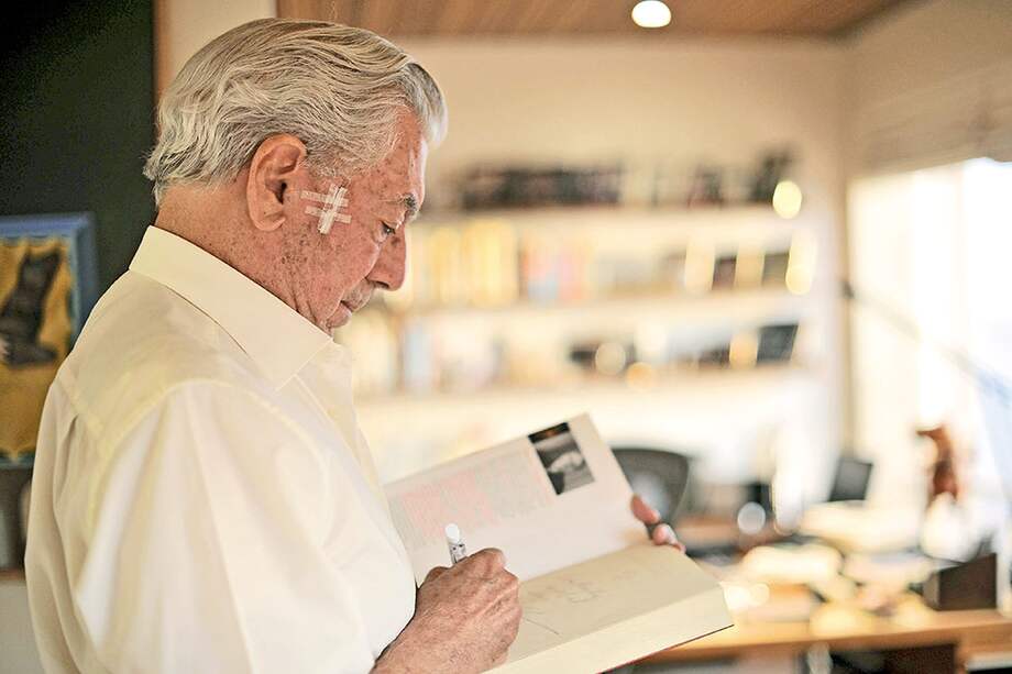 Vargas Llosa en su estudio, donde piensa en escribir un libro de memorias de sus siete años en París. / Fotos: Luis Ángel - El Espectador