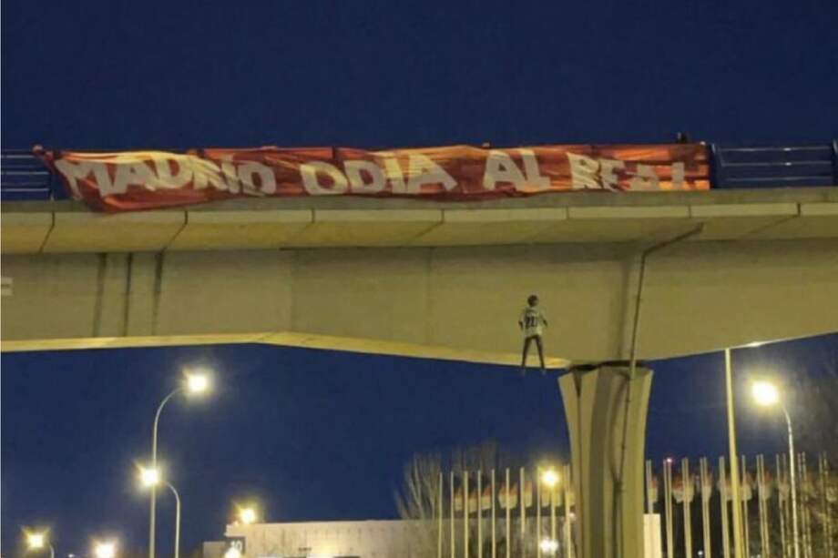 Sobre el puente se sitúa una pancarta en la que se puede leer "Madrid odia al Real".
