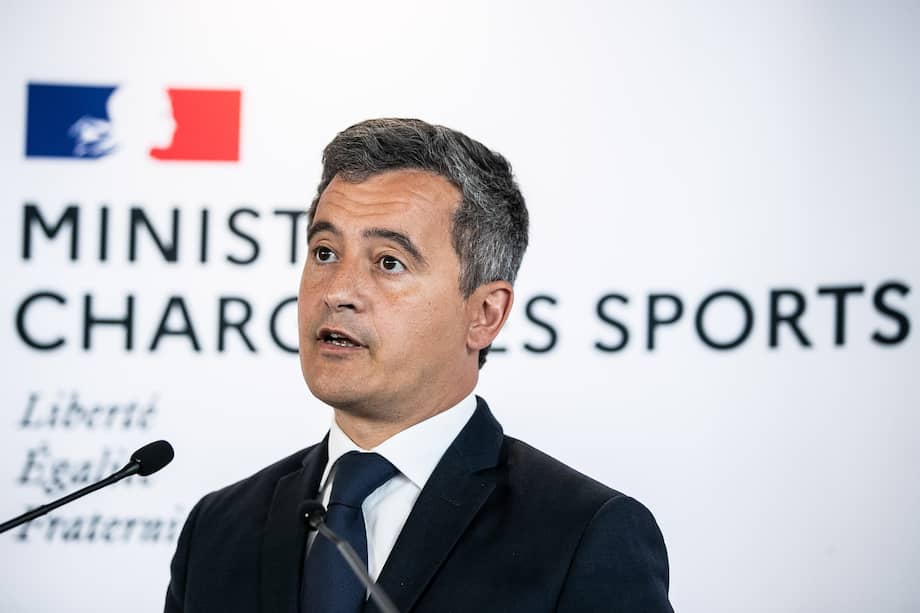 El Ministro del Interior francés, Gerald Darmanin, habla en una conferencia de prensa.