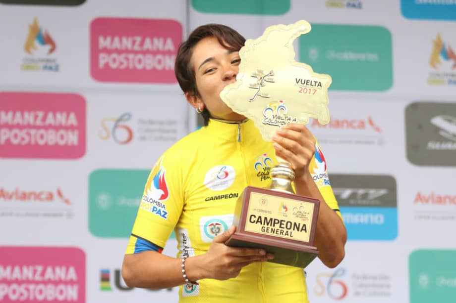 Ana Cristina Sanabria con su segundo trofeo de la Vuelta a Colombia Femenina. / Fedeciclismo