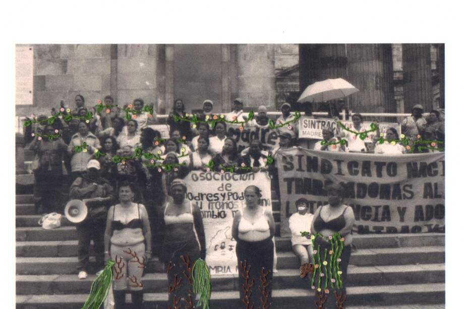 Paro de madres sustitutas y comunitarias en Bogotá, Colombia. Intervención foto-textil: Maria Paula De La Gala Salinas.