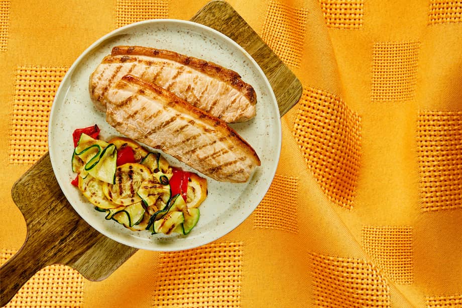 Punta de anca de cerdo a la parrilla con vegetales asados.