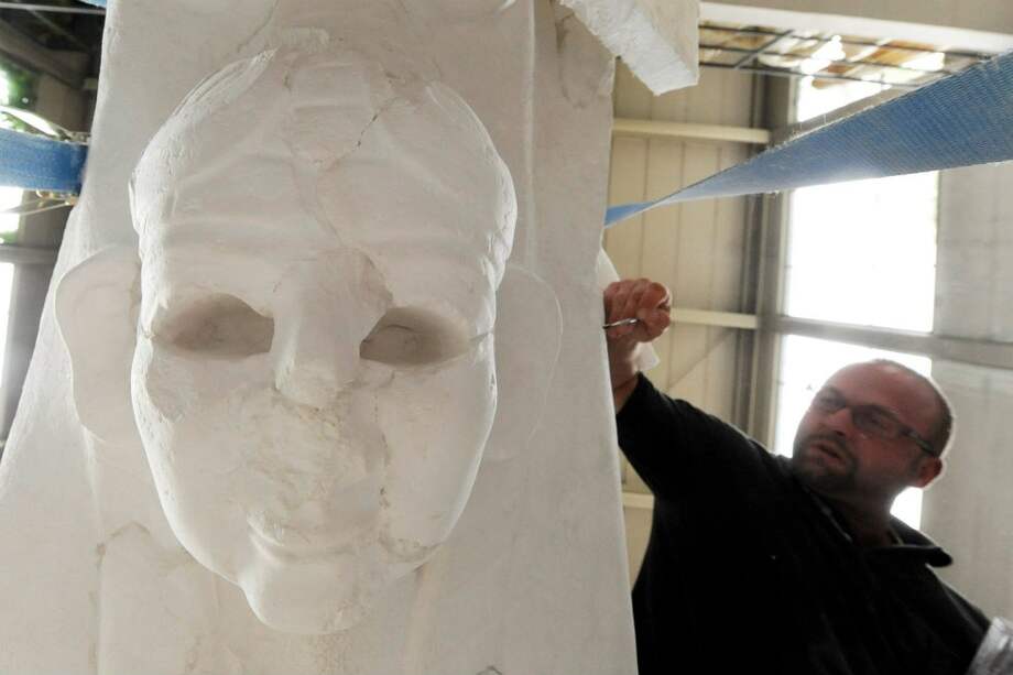 El artista Sandro DiMichele trabaja en una copia de una esfigie de Hattusa en el Museo de Berlín. Después del retorno de la esfigie a Turquía, Berlín recibe una nueva figura de León. / EFE