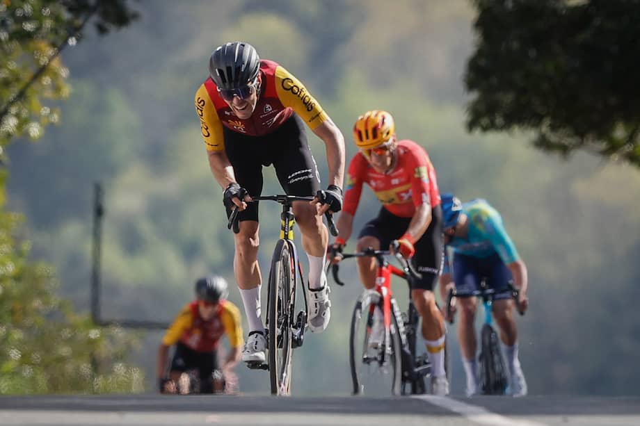 Paul Seixas lidera la carrera desde el primer día con solvencia y Harold Tejada se mantiene entre los primeros diez.