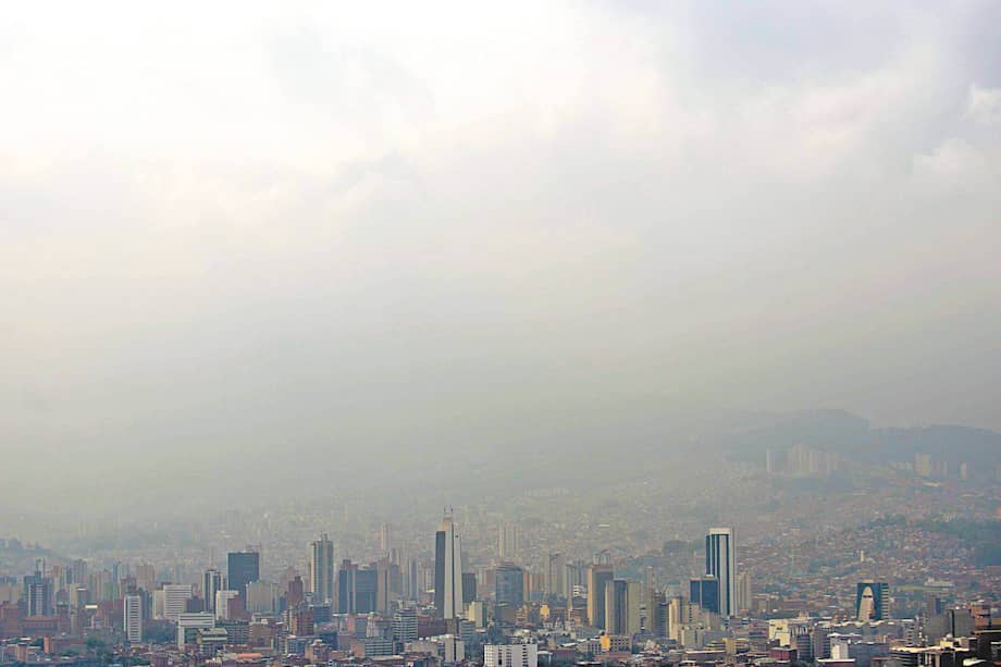 AFP. Las autoridades de Medellín recomendaron no hacer actividades al aire libre.