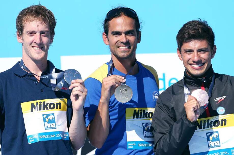 El vallecaucano Orlando Duque (centro) se convirtió en el primer colombiano campeón mundial de saltos de altura. / EFE