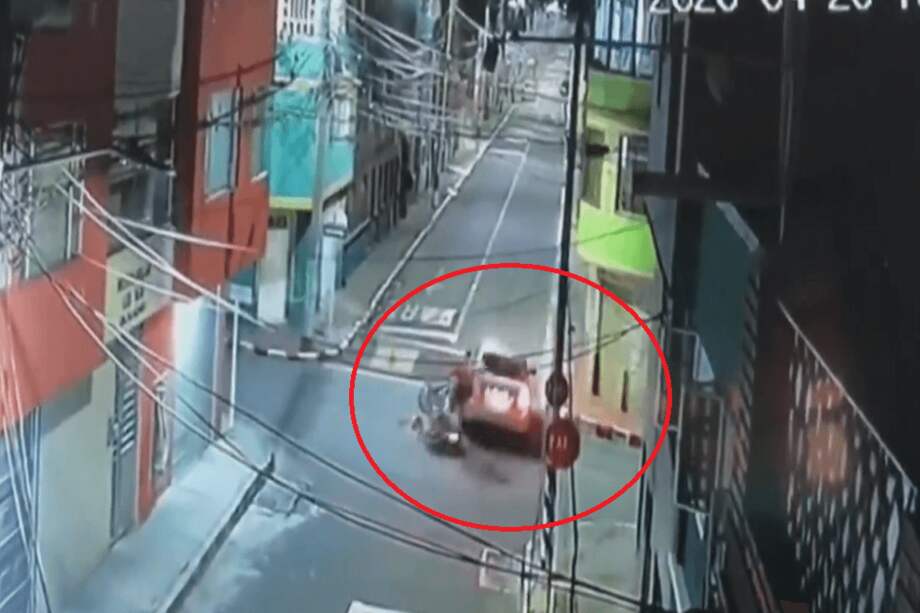 La moto del domiciliario también resultó dañada. / Captura de vídeo: Noticias Caracol