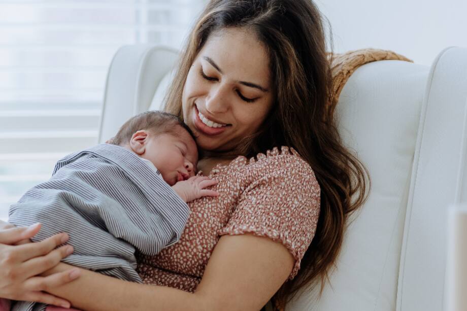 Los bebés recién nacidos tienen la capacidad de ver desde el momento en que nacen, aunque su visión al principio es bastante limitada.
