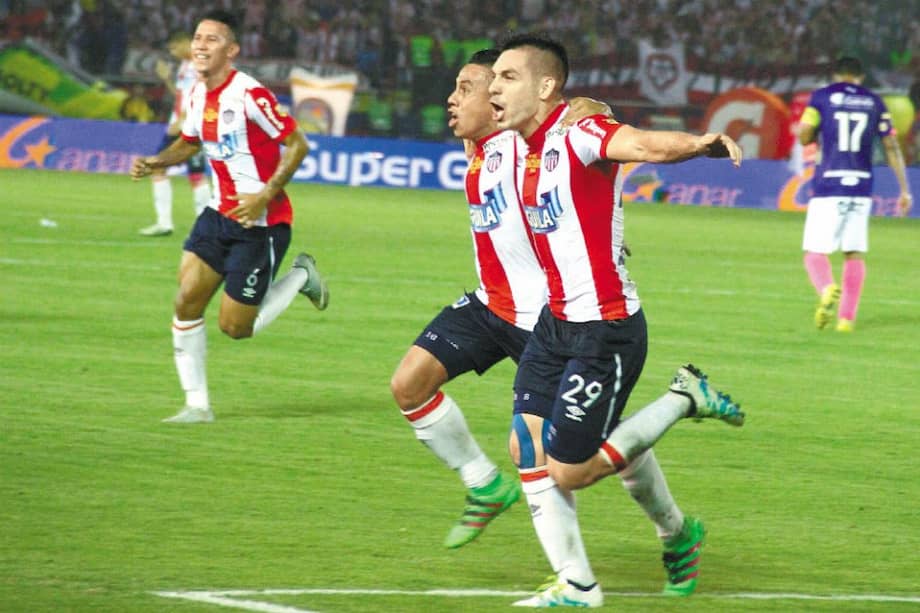 Jorge Aguirre celebra el gol que abrió el marcador en el Metropolitano.