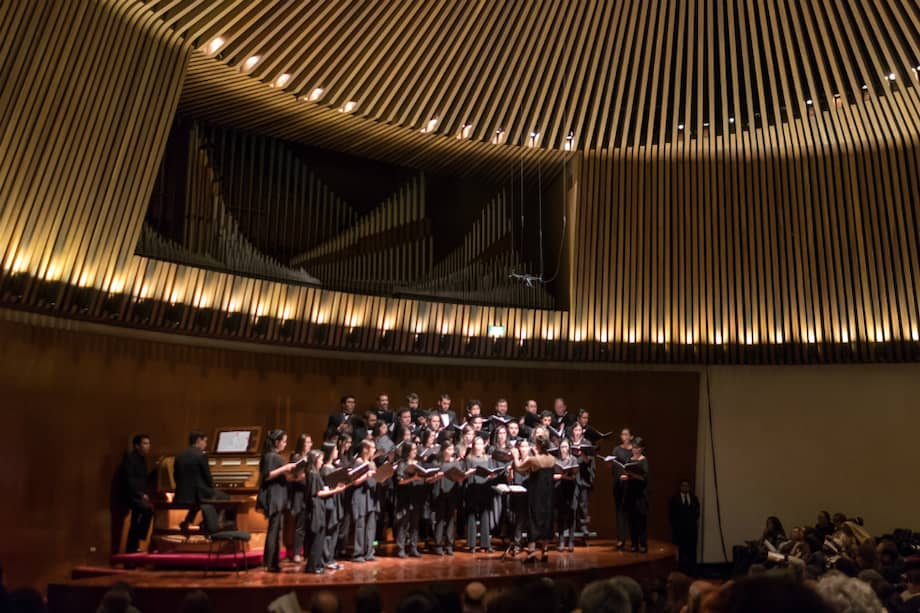 La Sociedad Coral Santa Cecilia, bajo la dirección de Barbara De Martiis, tuvo el acompañamiento del organista Keyner Ramírez y la aparición de algunos miembros del coro de voces blancas Schola Cantorum. / Gabriel Rojas © Banco de la República