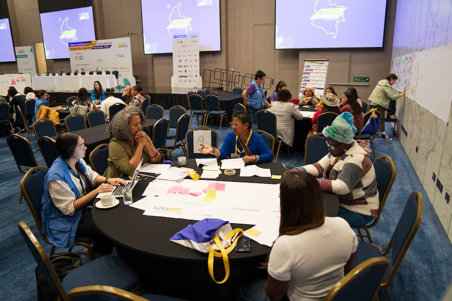 Mujeres en el foro nacional de participación para la creación del PAN 1325.