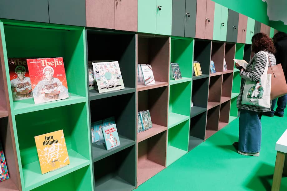 Visitantes recorren el pabellón de Brasil, durante la Feria Internacional del Libro de Bogotá (FilBo), el 17 de abril de 2024 en Bogotá (Colombia). La riqueza y diversidad natural y cultural de Brasil, con los colores de su bandera "verde-amarela" como guía para "leer la naturaleza", dominan el pabellón del gigante suramericano en la Feria Internacional del Libro de Bogotá (FILBo), de la cual es el país invitado de honor.