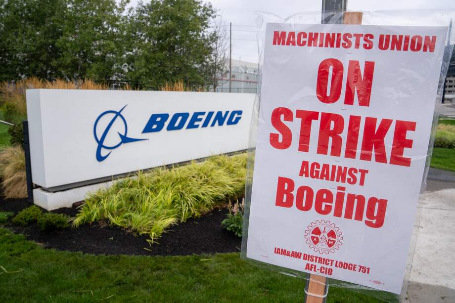 Un cartel alusivo a la huelga en las afueras de una de las instalaciones de Boeing.