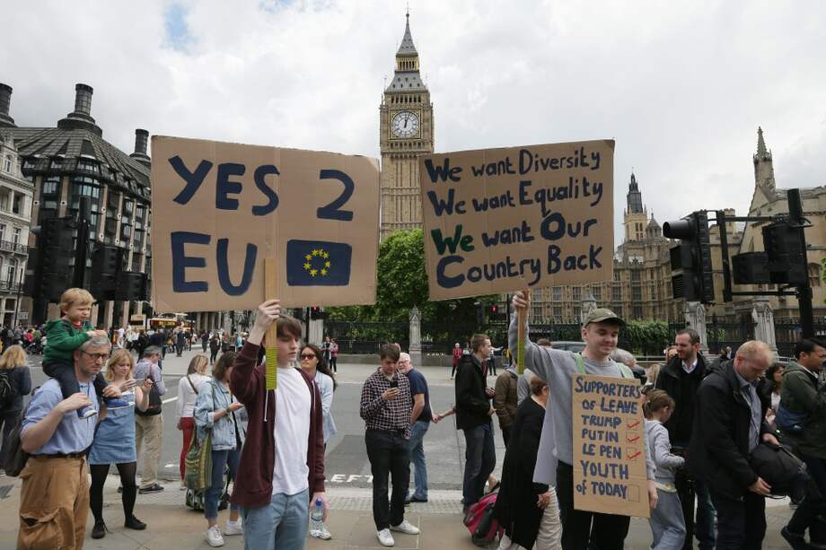 Manifestaciones por la salida del Reino Unido de la Unión Europea, al siguiente día del referendo. La Primera Ministra zanjó el debate: “Brexit es brexit”. / AFP