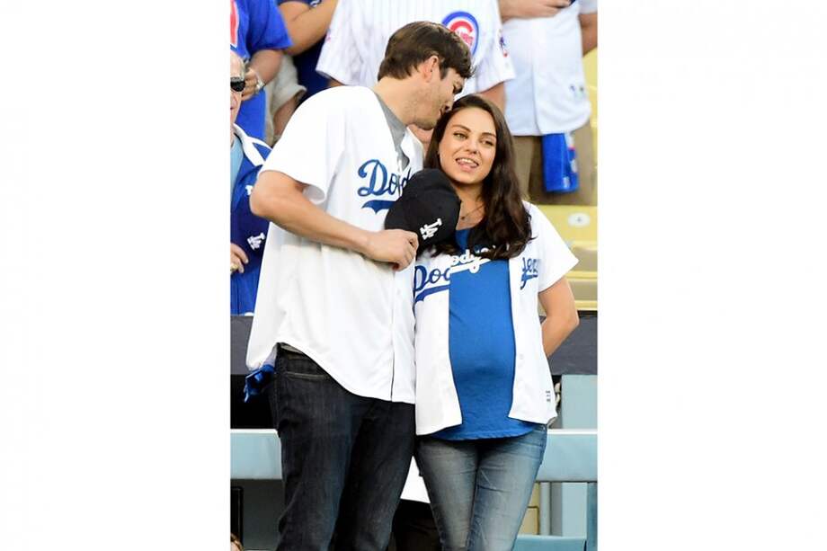 Mila Kunis y Ashton Kutcher el pasado 18 de octubre. / AFP