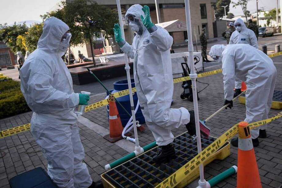 Desinfección entre personal de salud del Hospital Militar de Bogotá. / Mauricio Alvarado