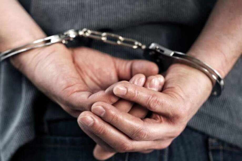 Ambos habían sido capturados en flagrancia. Alias 'Tinjacá' fue detenido mientras se encontraba al interior de un auto, con otros tres hombres y armas de fuego. / Archivo