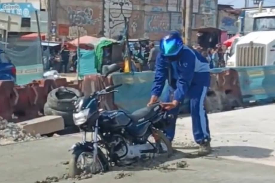 El hecho quedó registrado en video y desató una ola de reacciones por la imprudencia del conductor al invadir una zona cerrada.