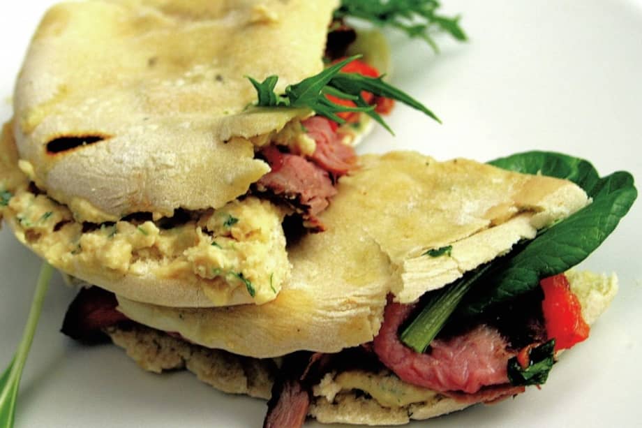 Sánduches de lomo de res con hummus, cilantro y pimentón marinado