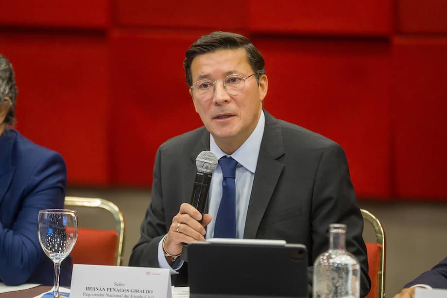 Registrador Hernán Penagos, durante la Comisión Nacional para la Coordinación y Seguimiento de los Procesos Electorales.