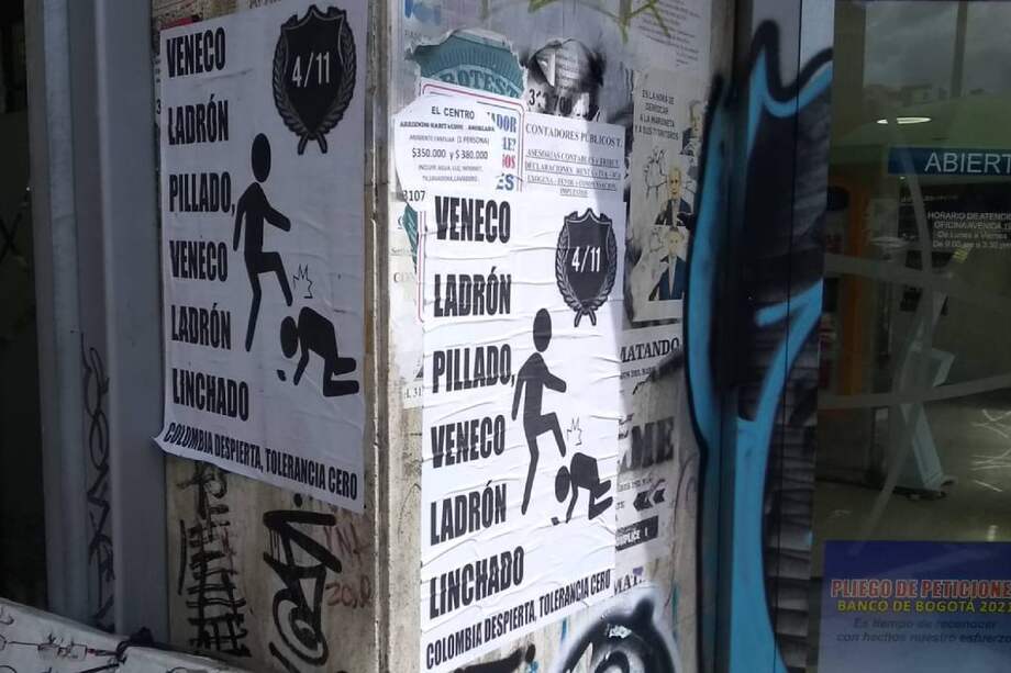 Estos son los carteles que recientemente fueron pegados en el centro de Bogotá.