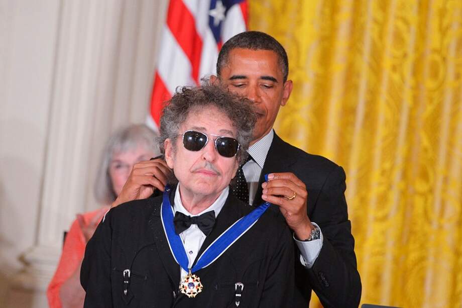Obama durante la entrega la Medalla de la Libertad a Bob Dylan en mayo de 2012. / AFP