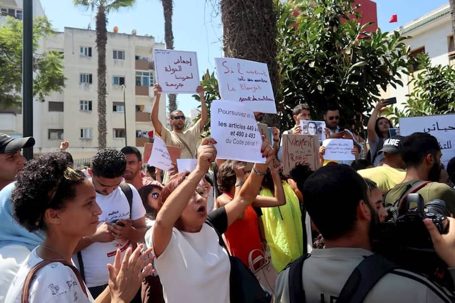 Al conocerse la decisión del juez, decenas de personas salieron a protestar a a favor de la periodista marroquí. / EFE