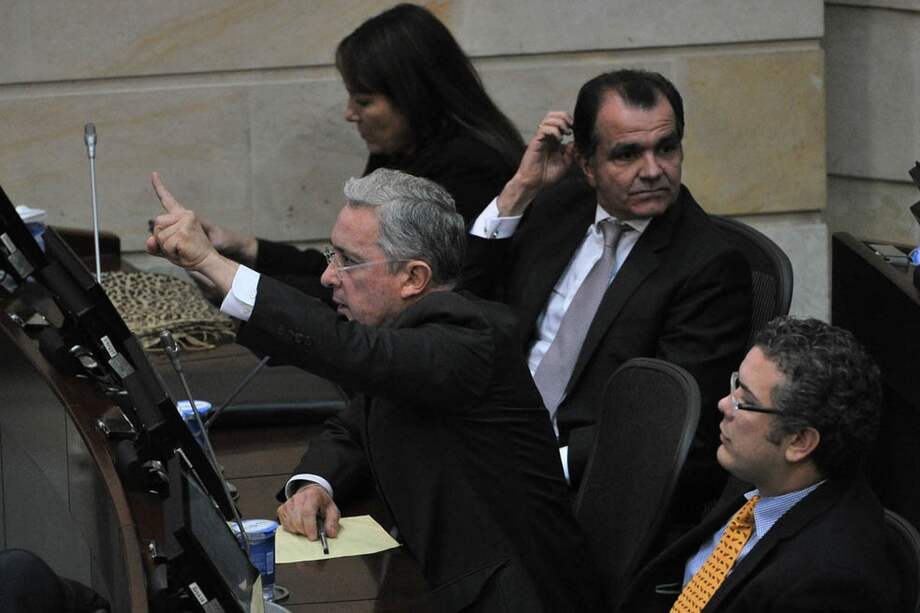 El expresidente Álvaro Uribe asumiendo su defensa en el debate en el Senado. / Luis Ángel
