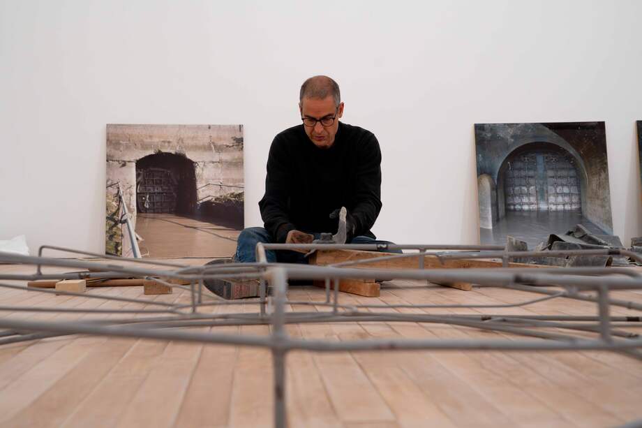 Juan Fernando Herrán prepara sus obras para la retrospectiva "Materialidades y Constelaciones", que estará abierta hasta el 1 de diciembre de 2025 en el Museo de Arte Miguel Urrutia (MAMU) del Banco de la República.