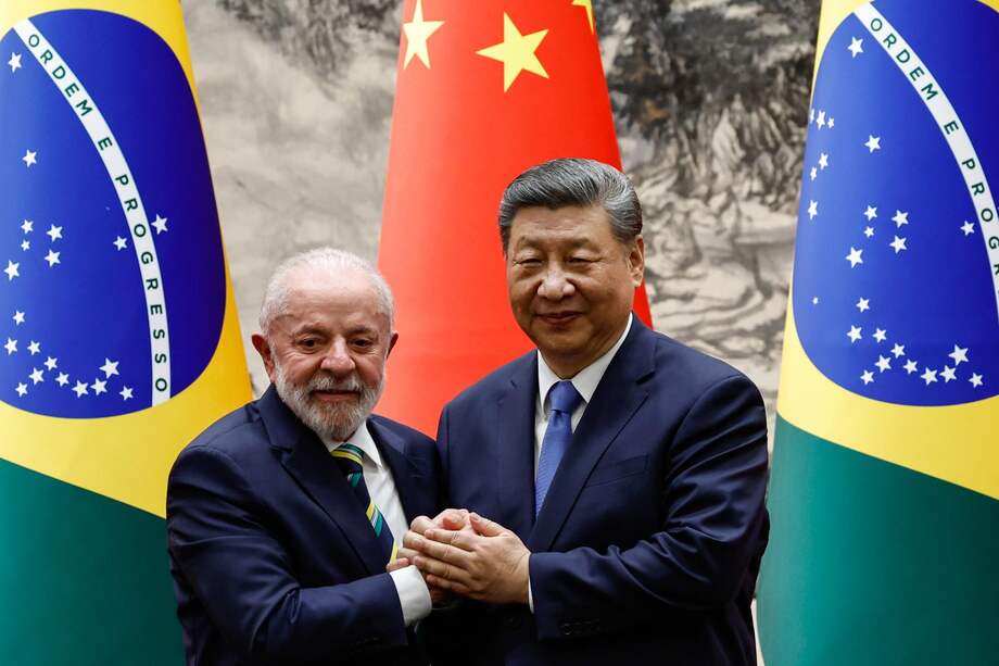 El presidente chino, Xi Jinping (der.), estrecha la mano del presidente brasileño, Luiz Inácio Lula da Silva (izq.), después de una ceremonia de firma y una conferencia de prensa conjunta, en el Gran Salón del Pueblo en Beijing, China, el 13 de mayo de 2025.