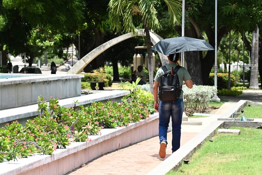 Transeúntes en un sector del barrio El Prado incluido en la investigación.