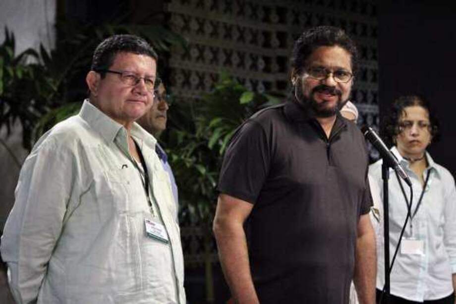 Santistas y uribistas chocan ante anuncio de las Farc de reconocer víctimas