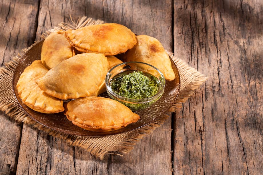 El suero costeño o el ají son la fusión perfecta para acompañar este plato.